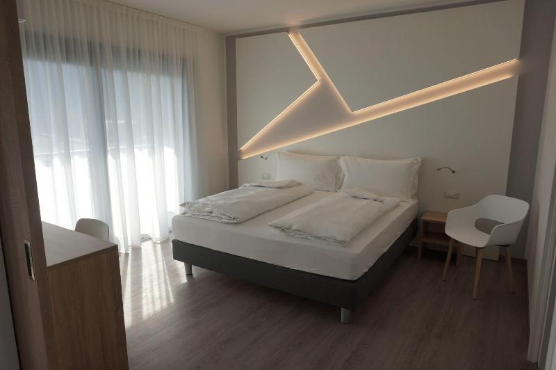 Hotel Riviera Riva del Garda Esterno foto