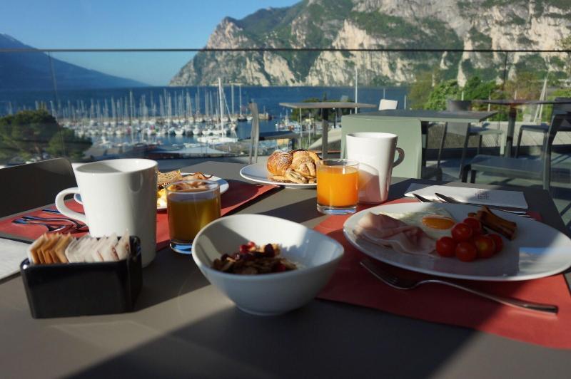 Hotel Riviera Riva del Garda Esterno foto