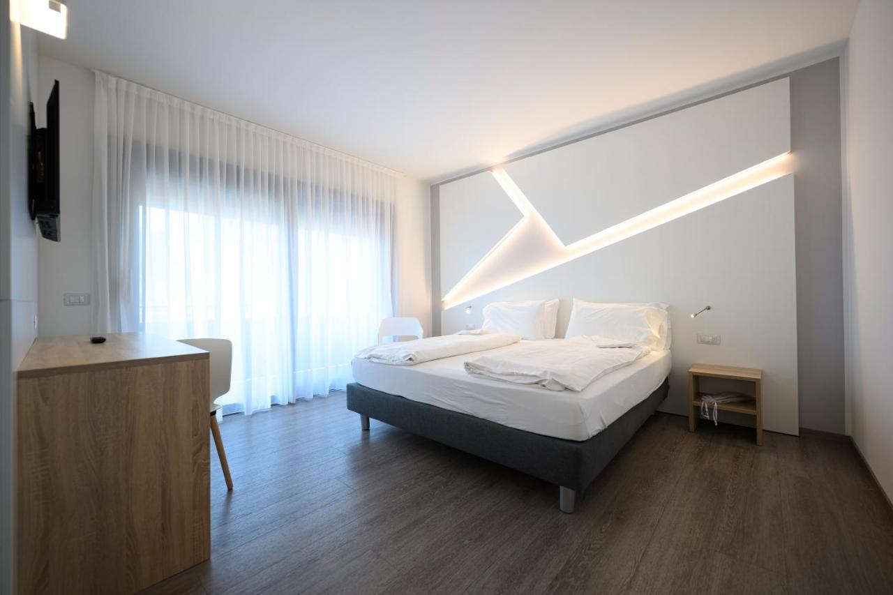 Hotel Riviera Riva del Garda Esterno foto