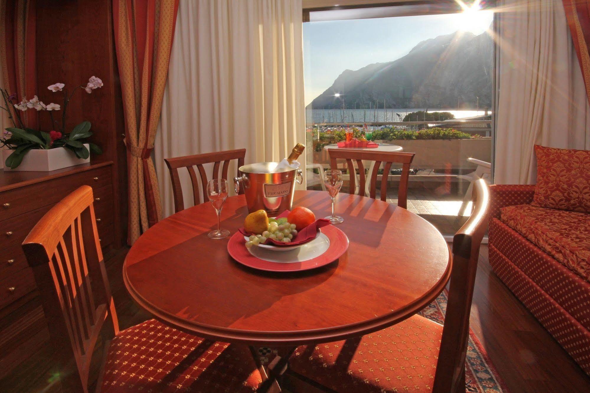 Hotel Riviera Riva del Garda Esterno foto