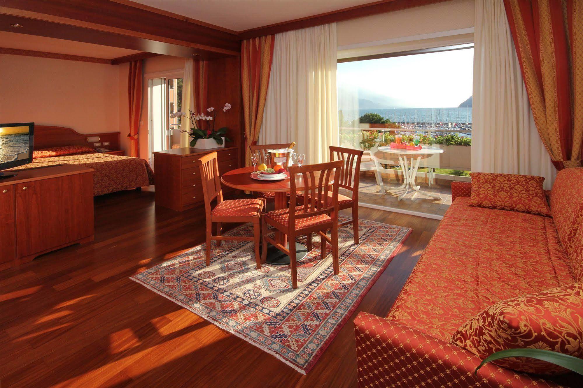 Hotel Riviera Riva del Garda Esterno foto