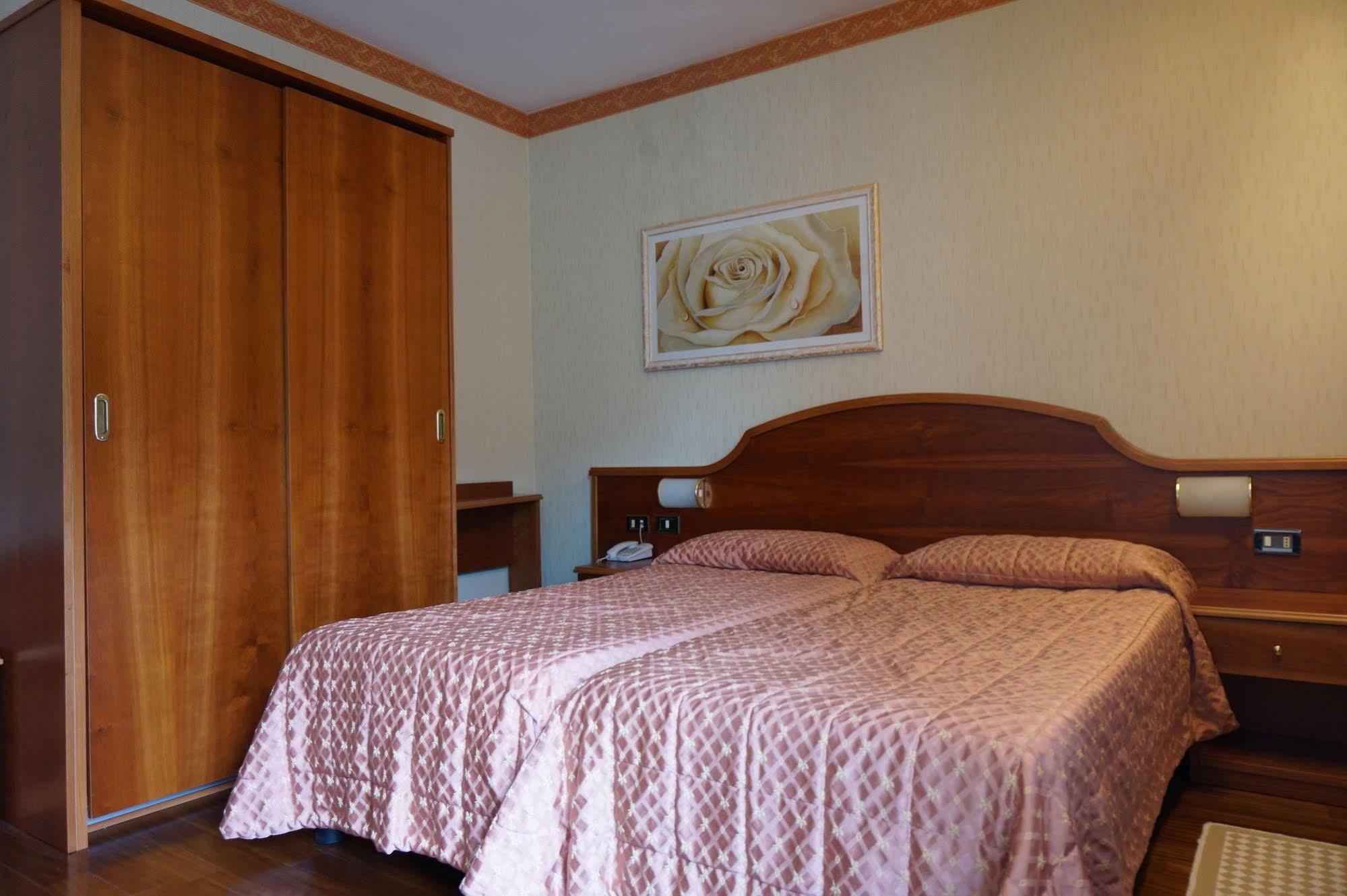 Hotel Riviera Riva del Garda Esterno foto