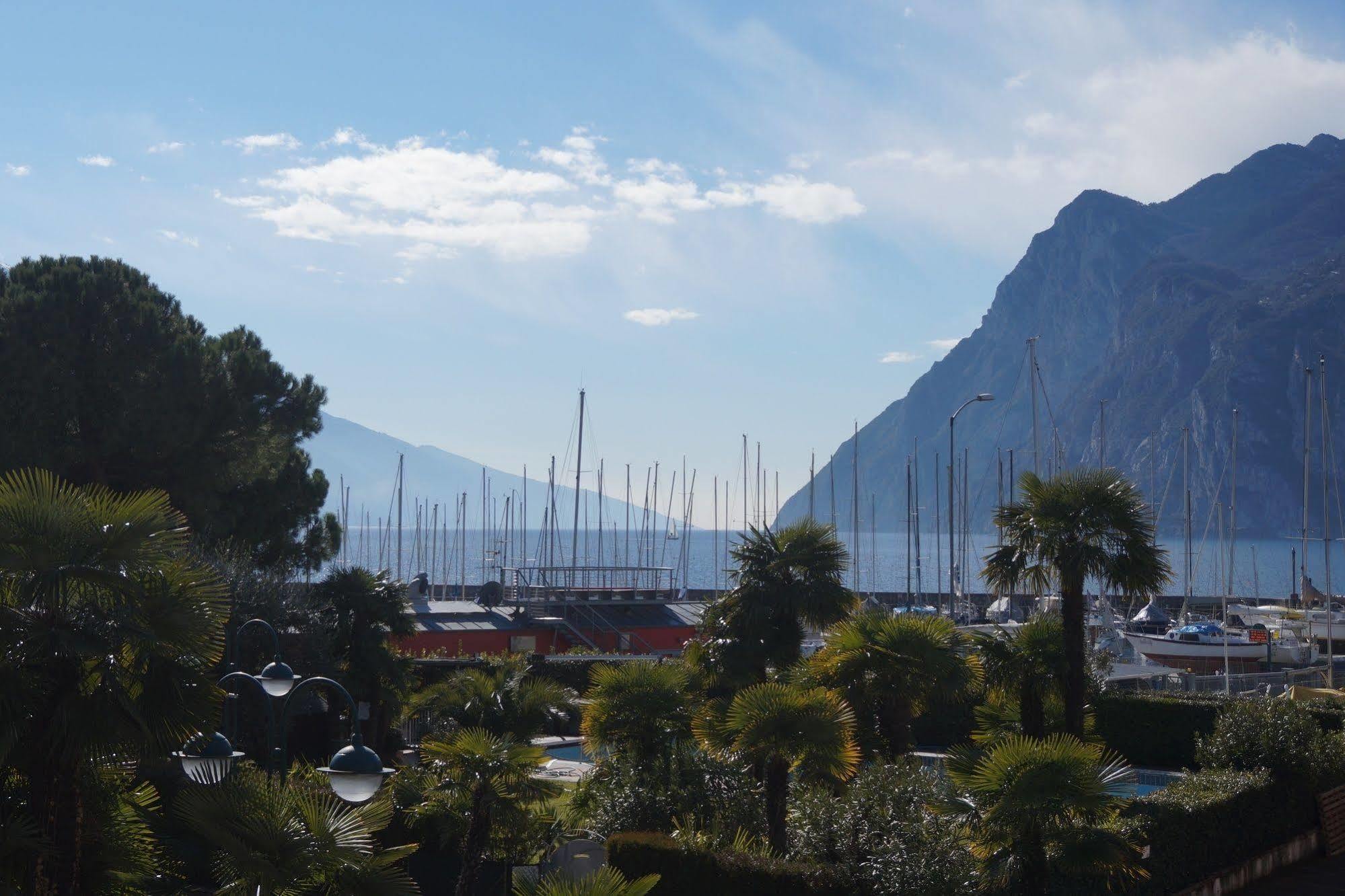 Hotel Riviera Riva del Garda Esterno foto
