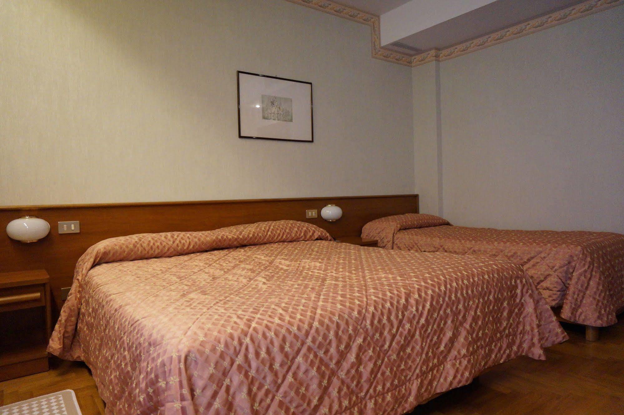 Hotel Riviera Riva del Garda Esterno foto