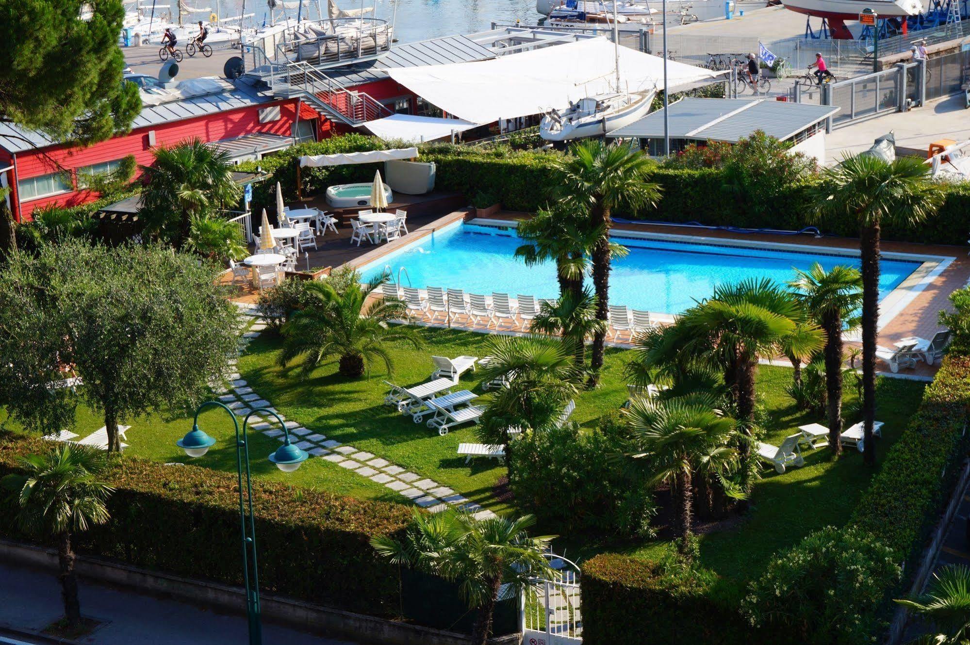 Hotel Riviera Riva del Garda Esterno foto