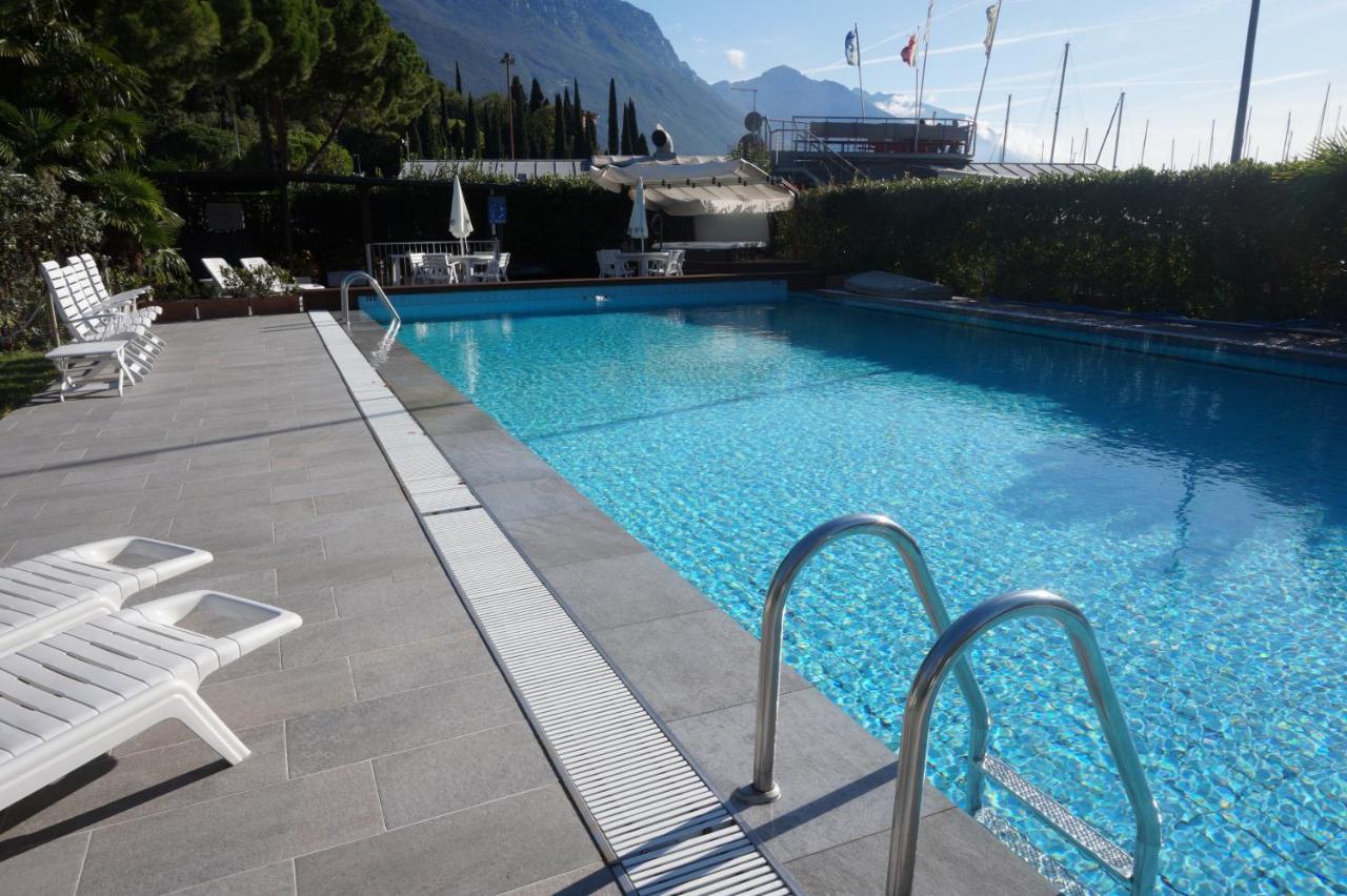 Hotel Riviera Riva del Garda Esterno foto